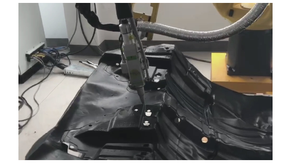 斯塔克機器人三維激光切割機切割非金屬工件